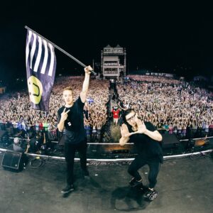 Aparecen los Djs Skrillex y Diplo, él con una bandera de Jack Ü